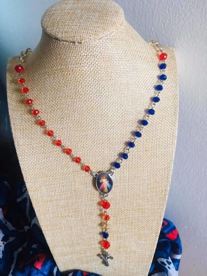 Andrea Mora Solano era asistente dental y le suspendieron el contrato laboral por eso se puso a hacer rosarios y le va pura vida