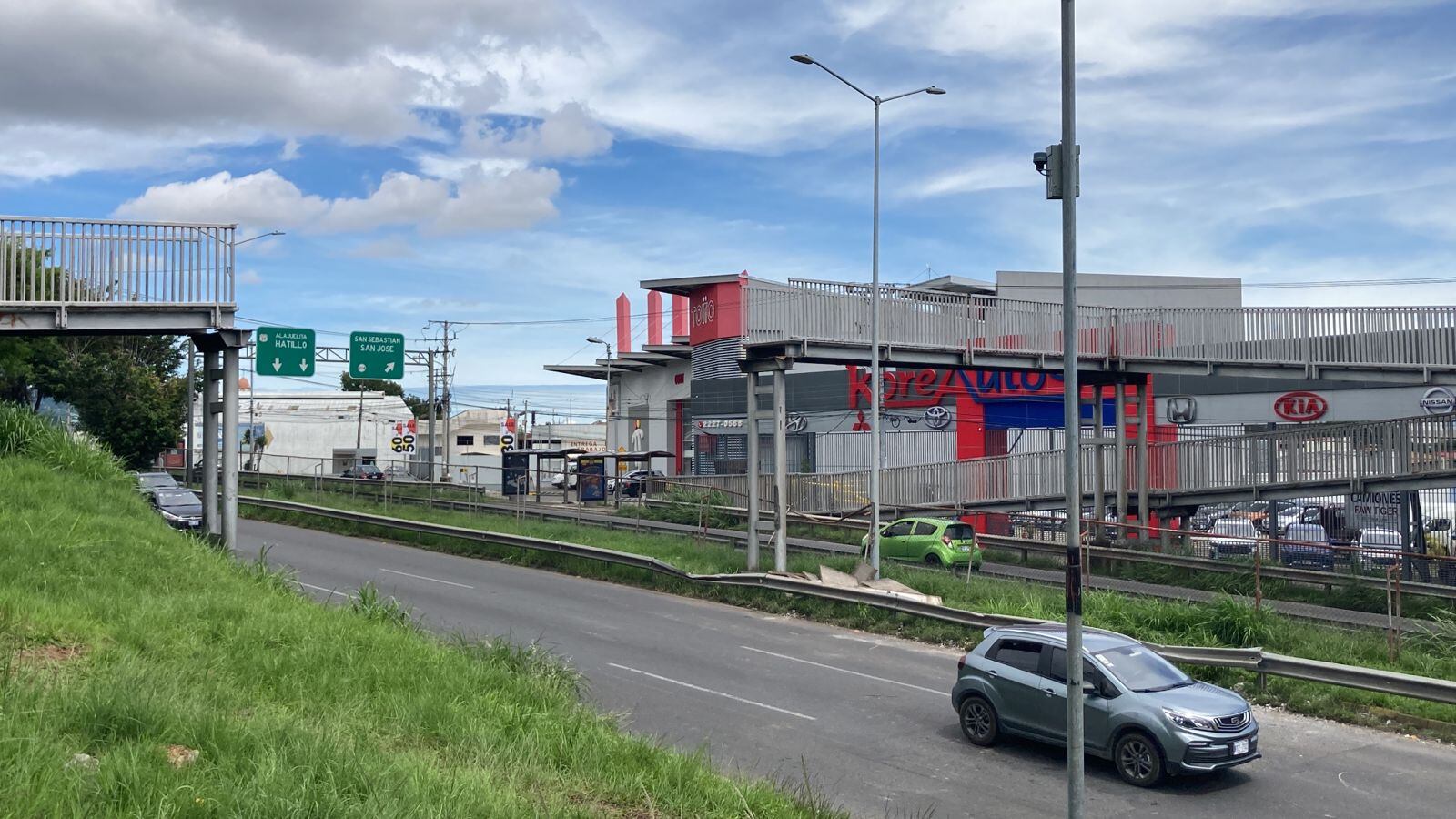Las autoridades cerraron con cinta amarilla ambos extremos de lo que quedo del puente. Foto Silvia Coto.