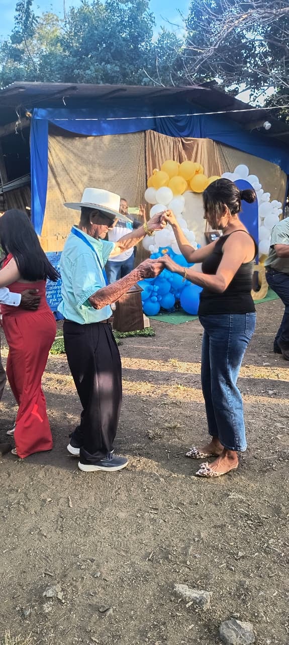 Armando Navarrete Cascante, de San Blas de Sardinal, en Carrillo, Guanacaste, decidió celebrar sus 100 años como se debe: con misa, cimarrona, pólvora, baile y el calor de una familia enorme que lo arropa y lo admira