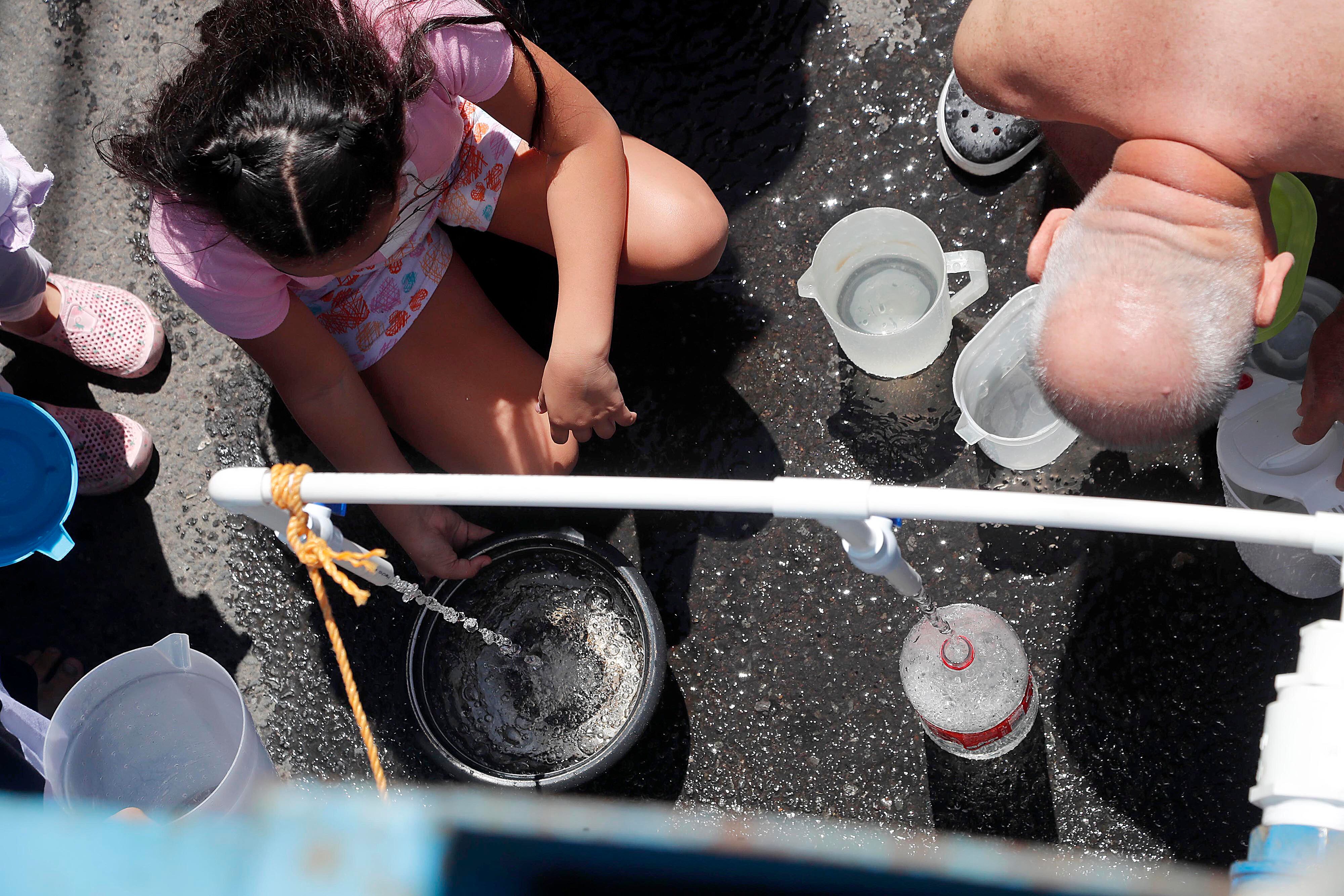 0/01/2024     Cinco Esquinas de Tibás, barrio San Gabriel Sur. Un camión cisterna contratado por Acueductos y Alcantarillados (AyA) repartió agua potable este martes por la mañana. Hombres, mujeres y niños de todas las edades se acercaron botellas, bidones, tarros y ollas para recoger agua ante la crisis que se vive por la contaminación del líquido con algún hidrocarburo hasta ahora desconocido. Foto: Rafael Pacheco Granados