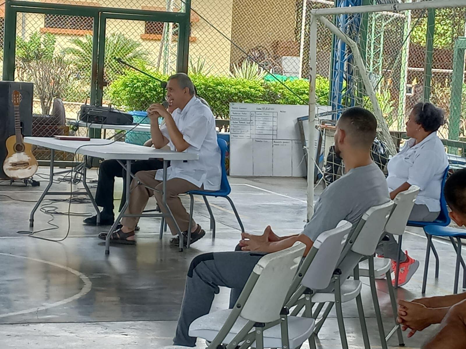 Un grupo de 95 privados de libertad en el Centro Penitenciario de Liberia, fue visitado por monseñor Manuel Eugenio Salazar, quien cerró de esa forma un encuentro de dos horas en el cual dejó claro la obligación de todo cristiano de "ayudar a quien está caído"