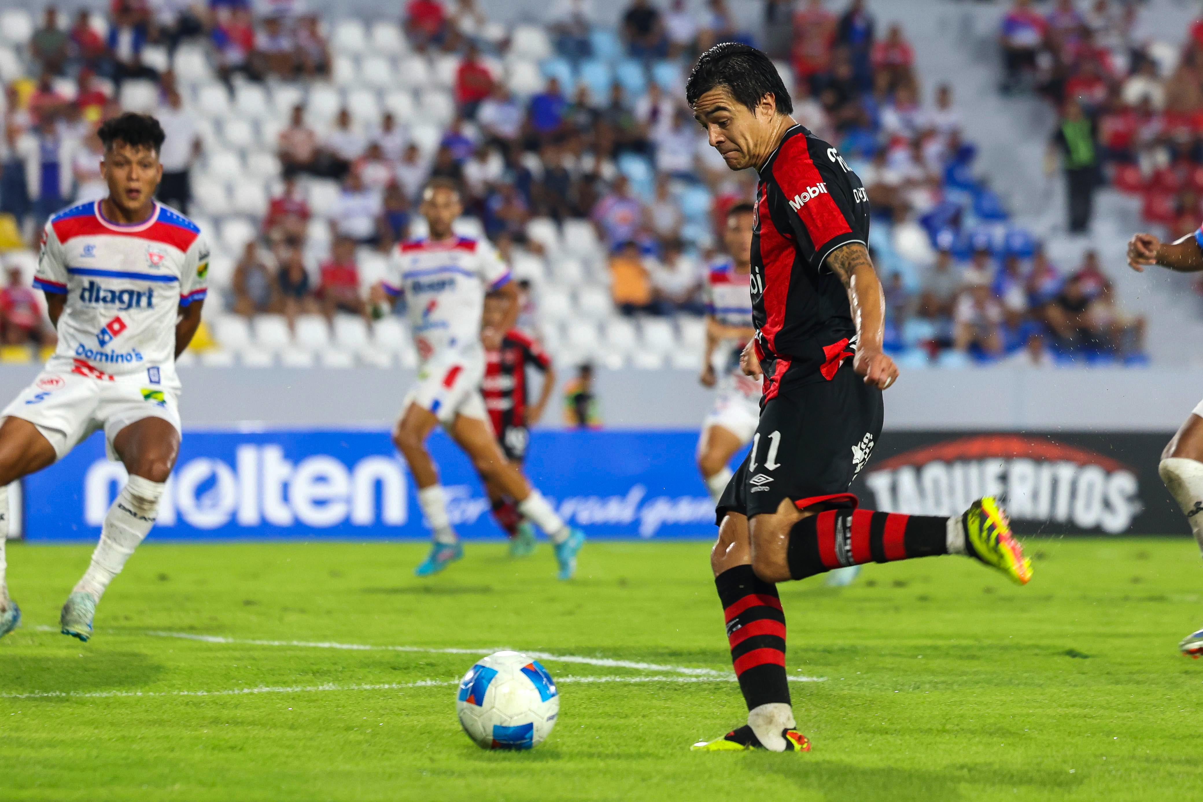 Diego Campos fue uno de los mejores hombres de Liga Deportiva Alajuelense en el sufrido partido contra el Firpo.