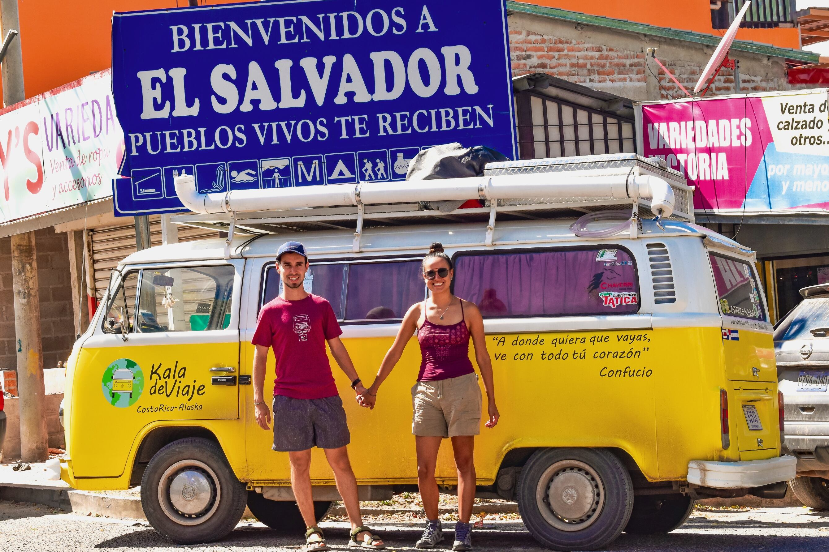 Katherine Rojas Solano y Johnny Corella Pérez, es un matrimonio sancarleño que sueña con llegar en una Kombi a Alaska. La foto es El Salvador.