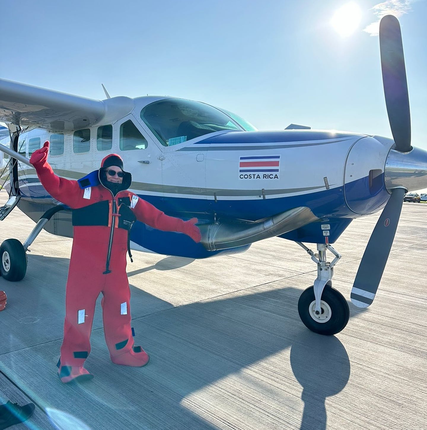 Cuatro ticos hacen histórico y peligroso vuelo desde Inglaterra hasta San José. El equipo salió desde el pasado viernes 23 de agosto y esperan llegar a Costa Rica el próximo jueves 29 de agosto. Los ticos que viven la travesía son: los capitanes Álvaro Chavarría (director general), Everardo Carmona Estrada (padre) y Everardo Carmona Rojas (hijo) y el director de Mantenimiento, Ricardo Umaña Corrales.