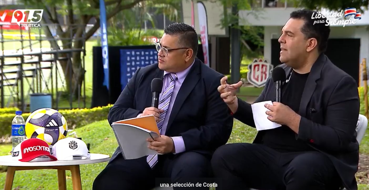 Christian Sandoval y Pablo Guzmán entrevistando a Miguel "Piojo" Herrera, entrenador de la Selección Nacional de Costa Rica.