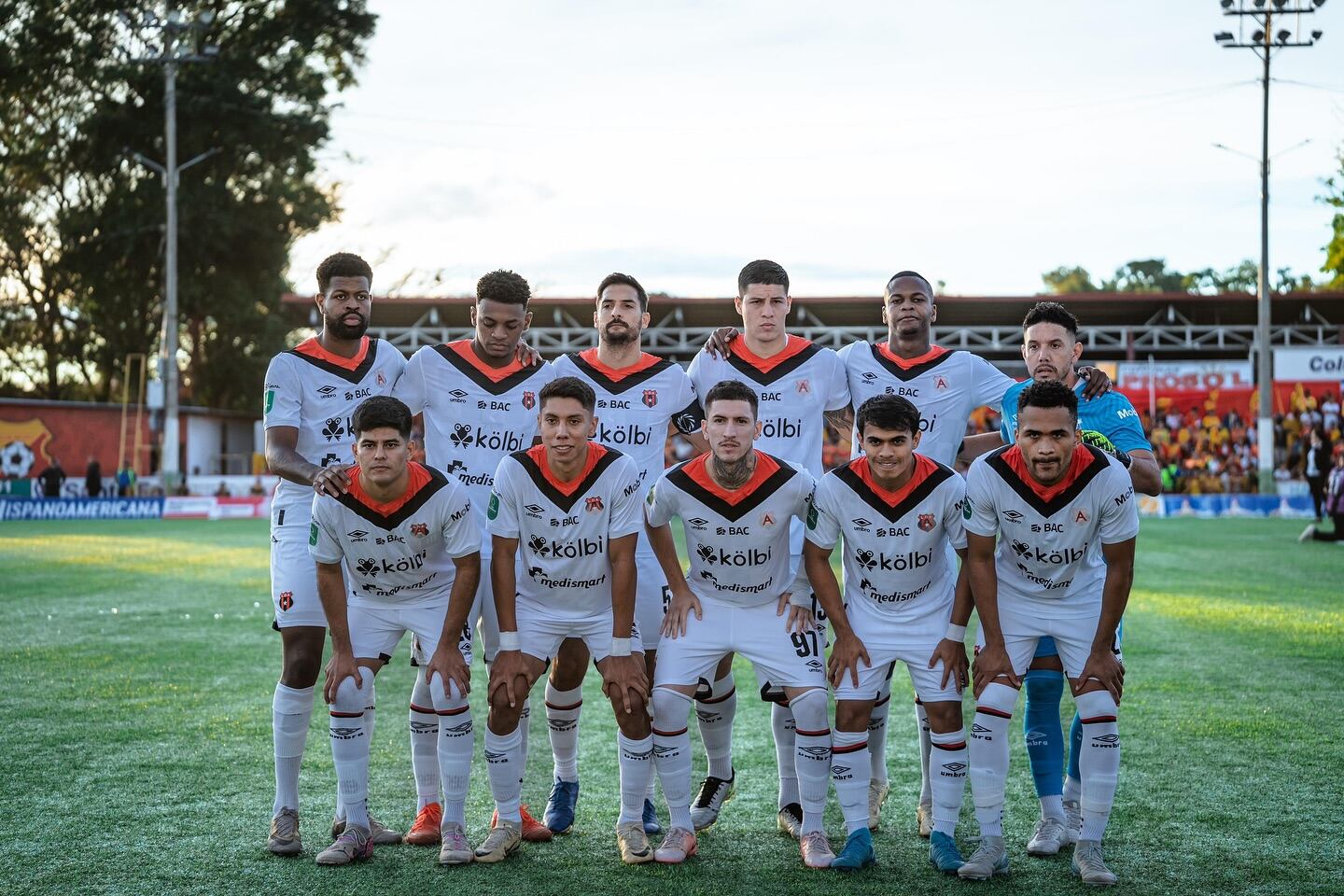 Mithzi Bonilla, muy conocida en redes sociales como Mithzi-Tarot, una bruja blanca que es tarotista de cuarta generación y ella nos hizo el favor de tirarle el tarot al partido entre heredianos y manudos