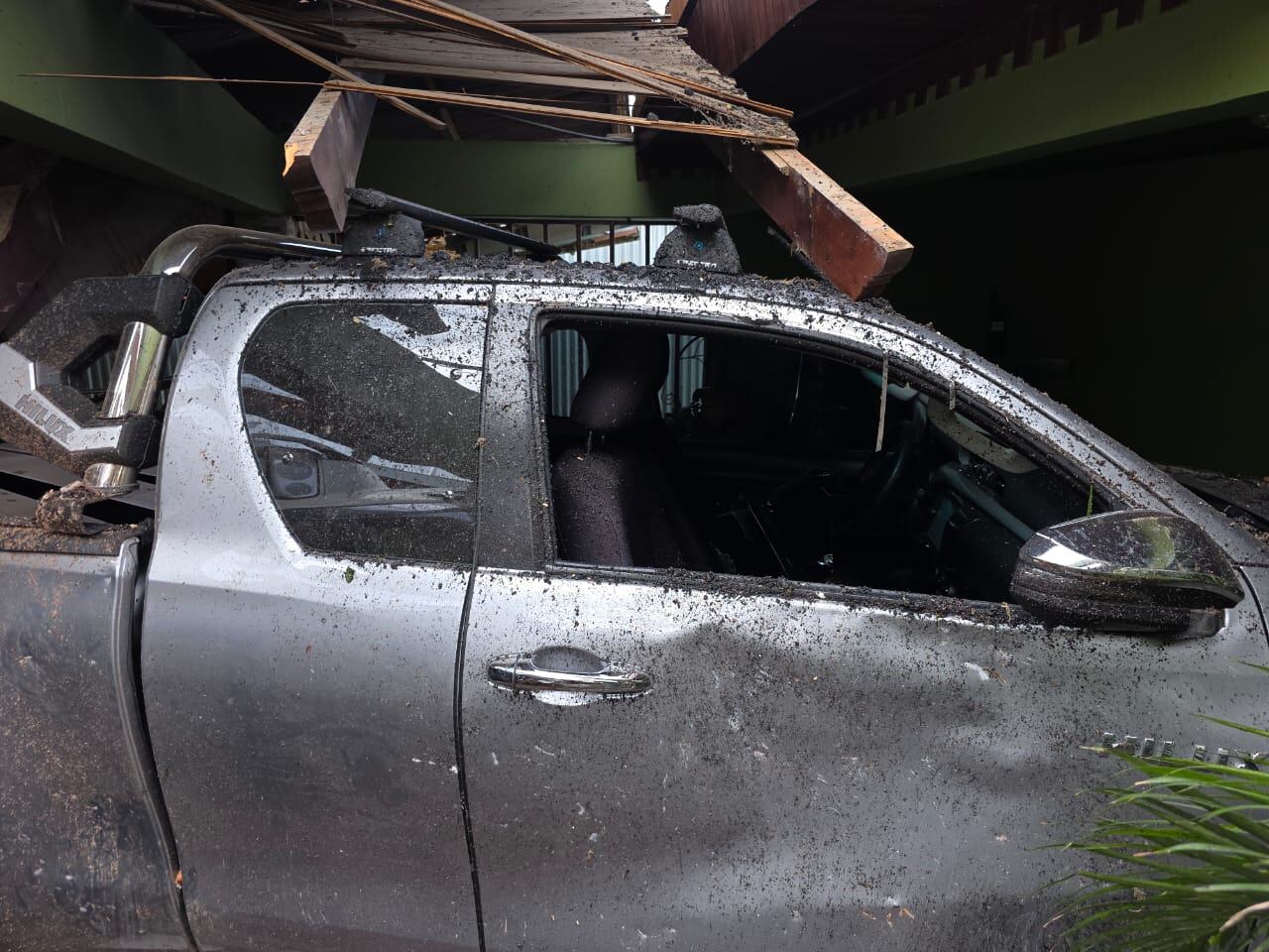 A cuatro metros de distancia fue donde quedó una vagoneta que por poco causa una tragedia para una famiia vecina de Banderilla de Cartago, carretera hacia Llano Grande. Foto: Roxana Portuguez para La Teja