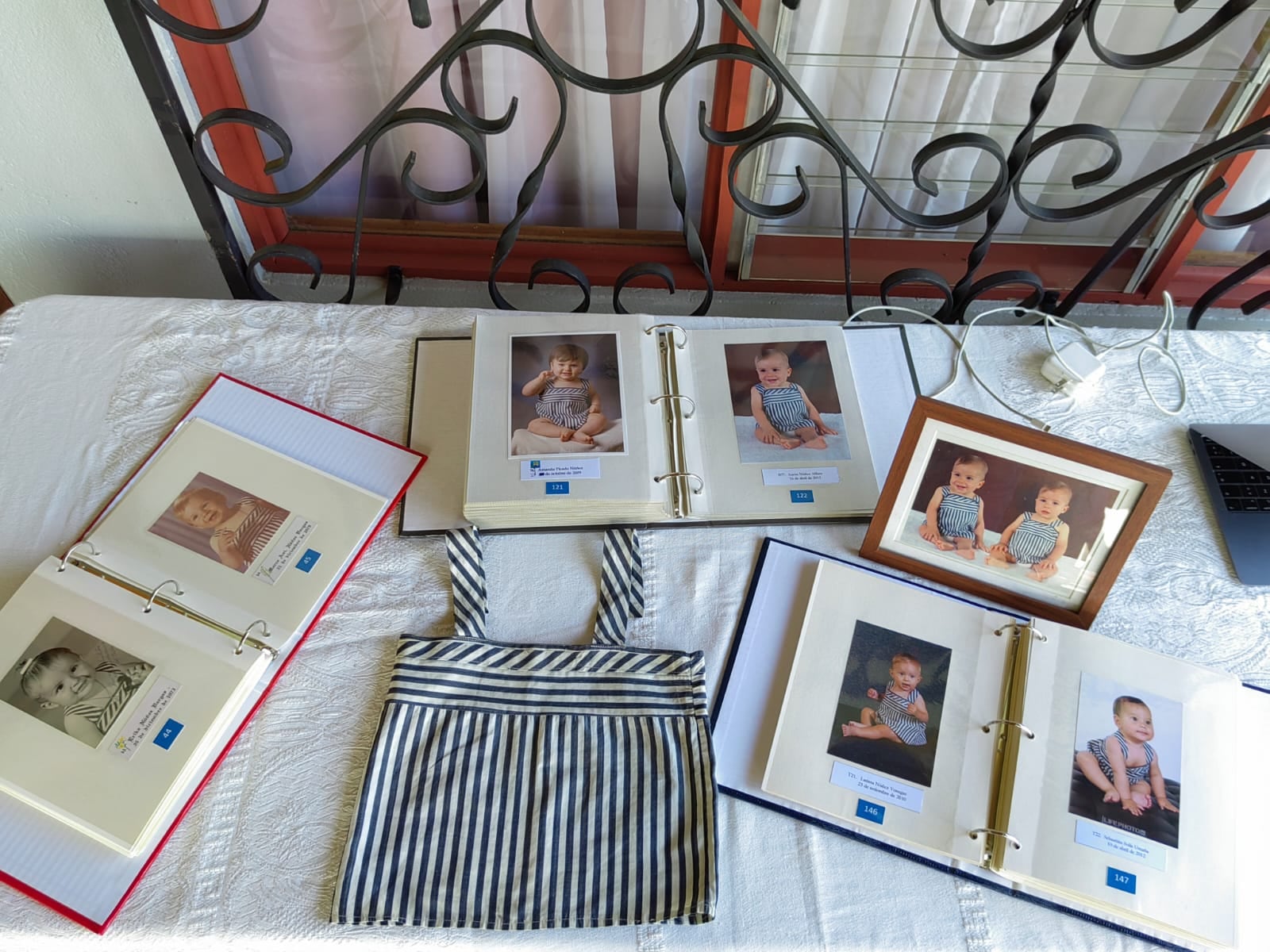 La familia Vargas Hidalgo de Santa Bárbara de Heredia, comenzó en 1927 una especial tradición al vestir a los que iban naciendo, a los 9 meses, con un mismo vestidito que hizo doña Mélida Hidalgo Cortés. El vestido tiene ya 96 años y lo han usado 11 hijos, 34 nietos, 80 bisnietos y 52 tataranietos, 176 bebés en total