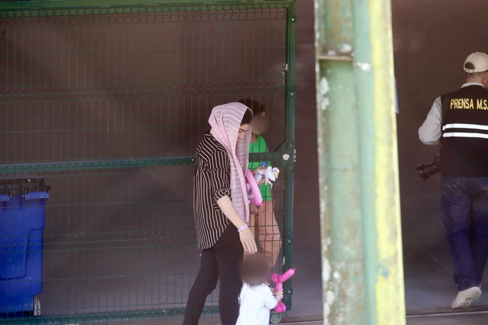 Una madre y sus niños deportados de Estados Unidos e introducidos en el Catem, en Corredores, Costa Rica.