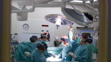 Mujer con 6 años de espera por cirugía de columna: “No saben el daño moral que sufro a diario”.