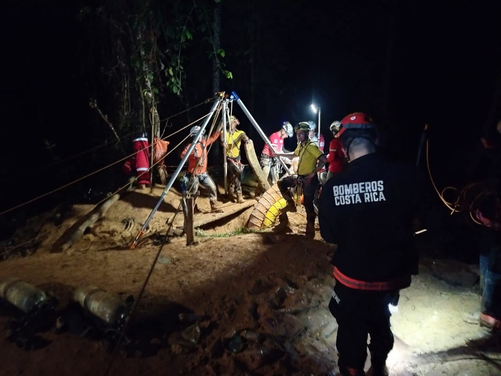 Las labores de búsqueda en Crucitas continuaron hasta altas horas de la noche.