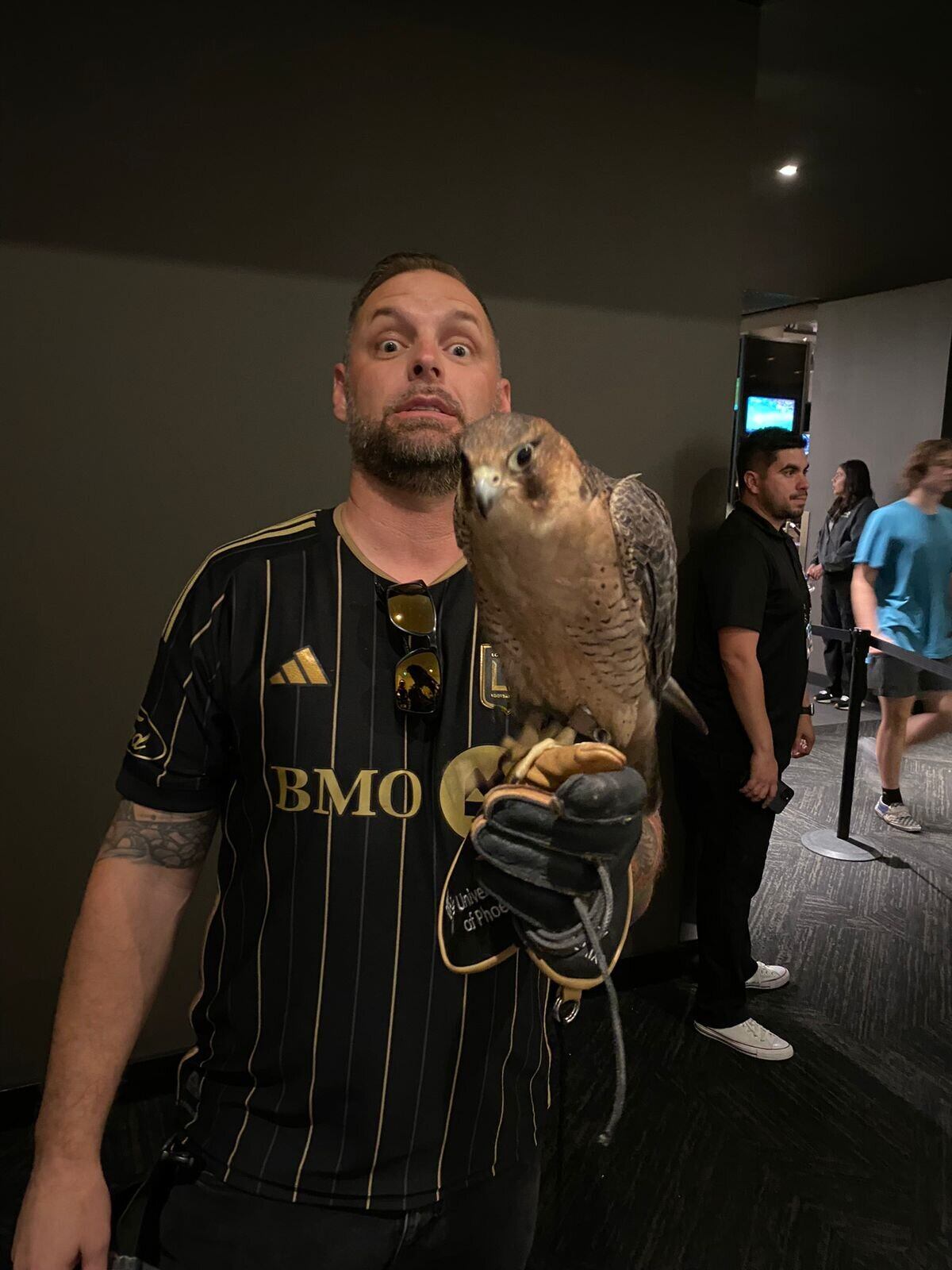 La águila da un show en el medio tiempo del encuentro.