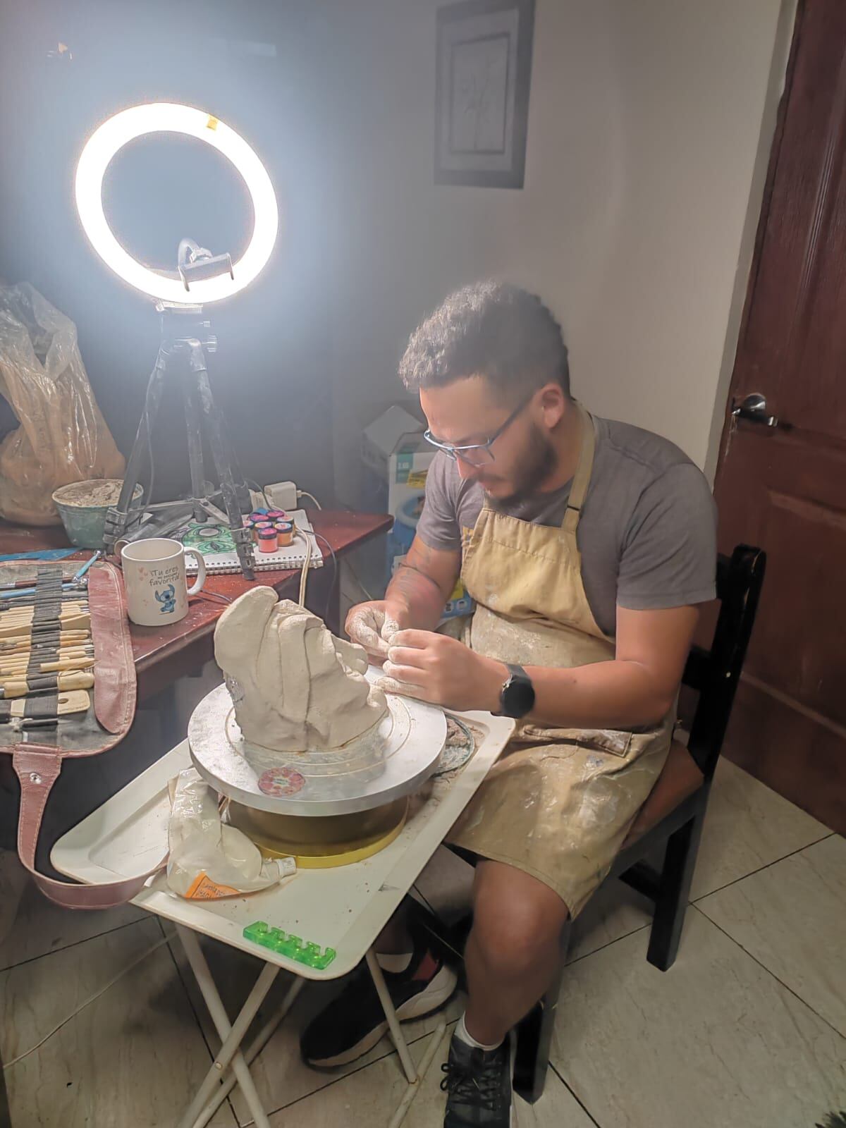 Maikol Hernández Soto no solo le saca una sonrisa a la gente con sus máscaras tradicionales, también les saca un buen ritmo, porque este barveño de corazón, y de pura cepa artística, logró algo que nadie había hecho antes en Costa Rica: crear máscaras con Bluetooth