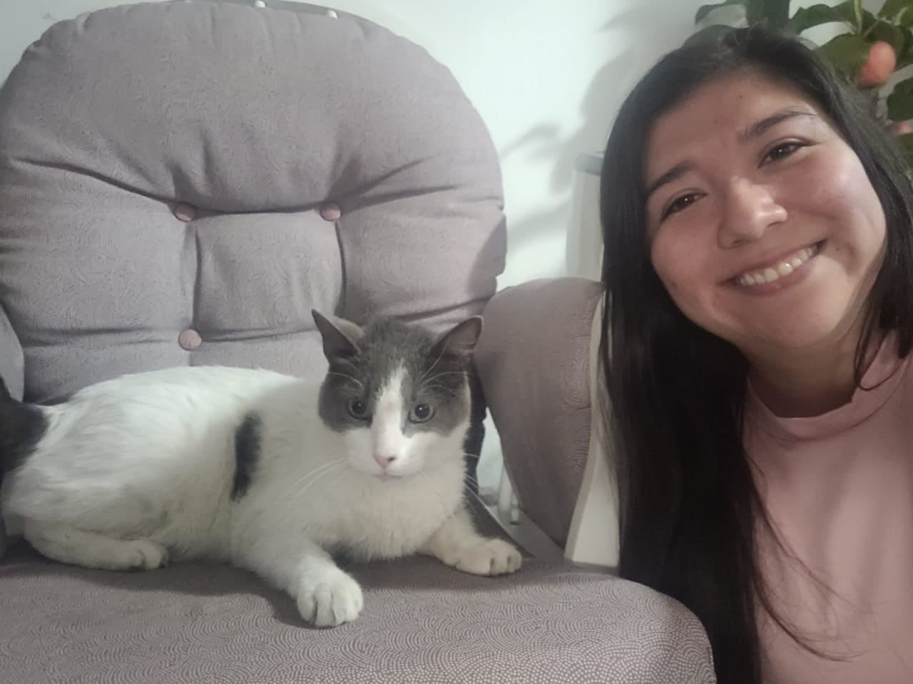 Hace cuatro años, la vida de don Jorge Rojas Lobo, vecino de San Rafael de Heredia, cambió con un simple maullido en la puerta, el del que ahora es su gato, Baldomero de Jesús. En la foto, Fabiola, la hija menor de don Jorge.