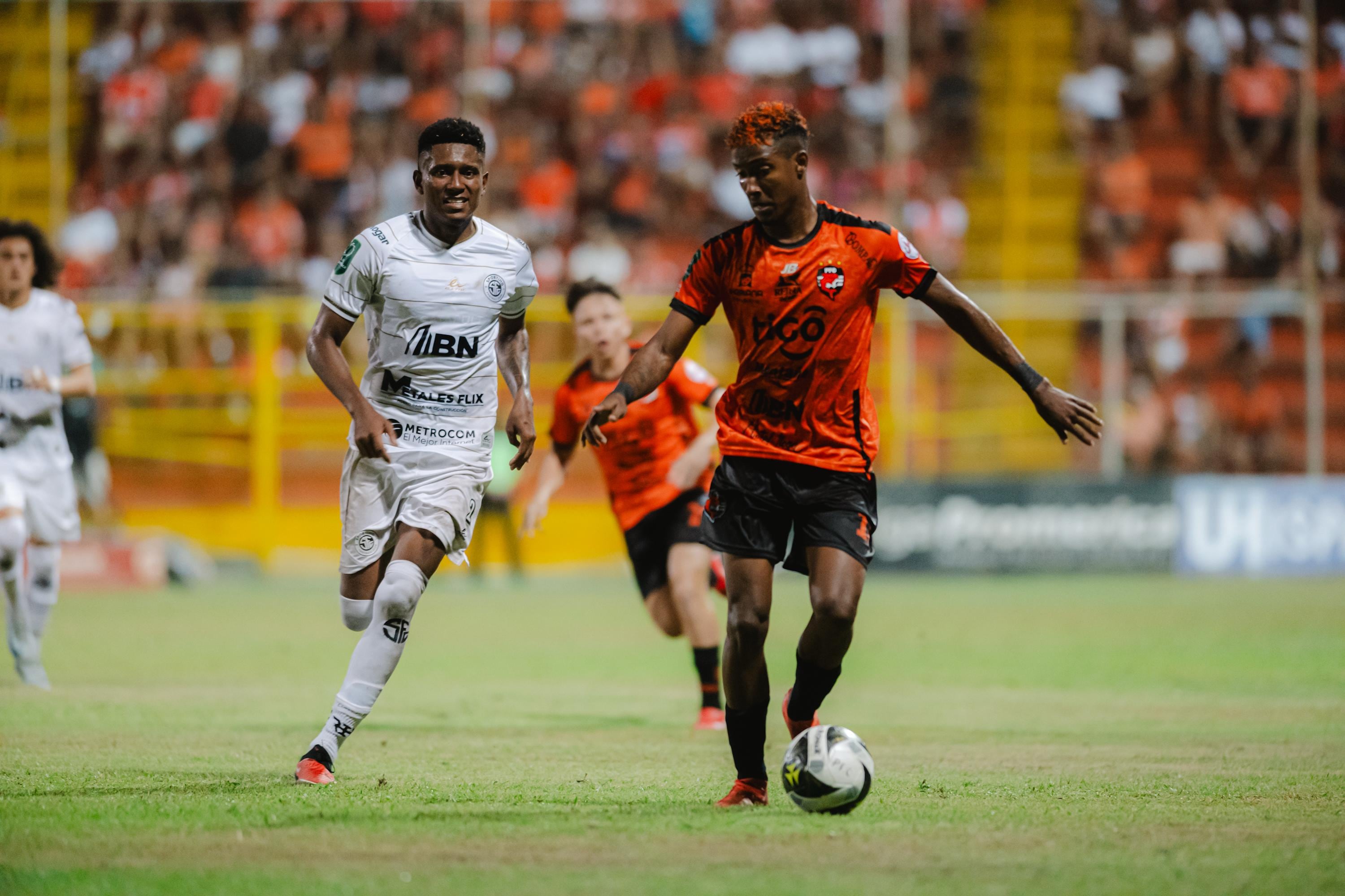 अँथनी हर्नांडेझच्या दोन गोलांबद्दल धन्यवाद, पोंट्रेनास नाबाद आणि आघाडी मिळविण्यास सक्षम होते. पीएफसी प्रेस.