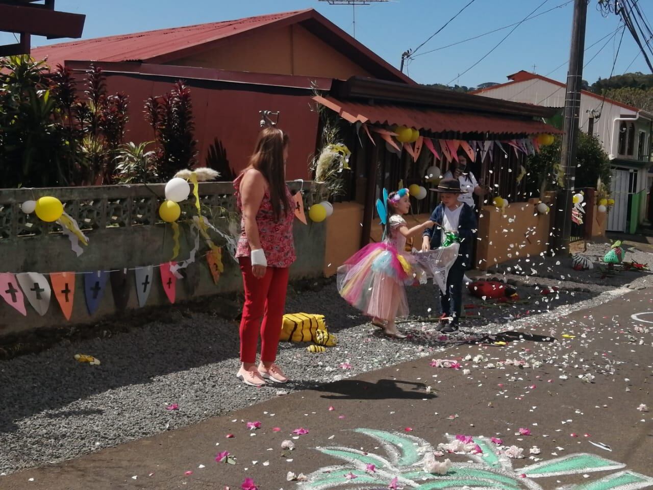 La celebración 92 a Cristo Rey, en la Parroquia San Isidro Labrador de Heredia, estuvo marcada por la pandemia y pese a que no se realizó con las alfombras de flores de toda la vida, sí se vivió con misma devoción y fe, en la cual la comunidad, en su mayoría, pide protección contra el covid-19