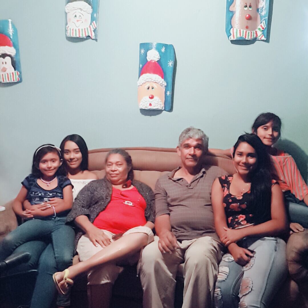 doña Francisca Obando Molina, una alajueliteña que venció al coronavirus después de una gran batalla, la cual arrancó el pasado 16 de julio. En la foto con su esposo Ronaldo Barahona, su hija Jenny Barahona y las nietas de doña Francisca y don Ronaldo, Francini, Francesca y Fiorella.