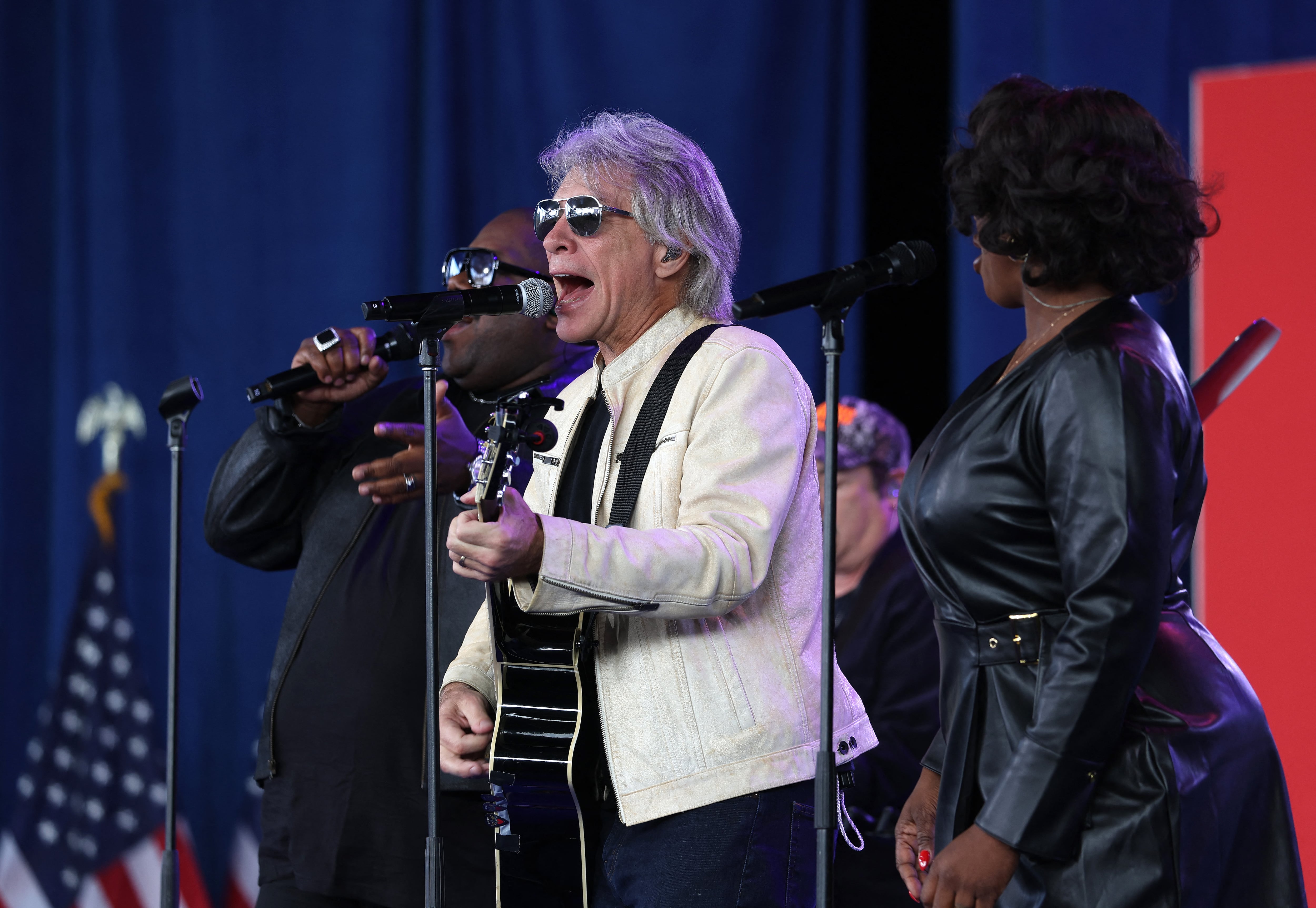 El cantante Jon Bon Jovi se presenta durante un acto de campaña con la candidata presidencial demócrata, la vicepresidenta de los Estados Unidos, Kamala Harris, en el PNC Music Pavilion en Charlotte, Carolina del Norte. Este lunes participará en Michigan.