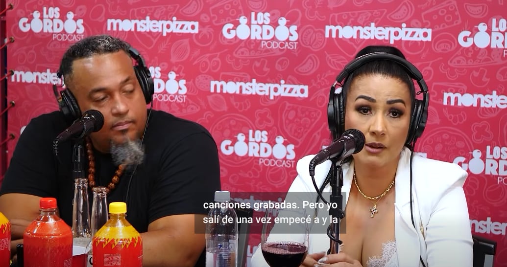 La cantante Elena Umaña estuvo de invitada en Los Gordos Podcast, de Toledo, donde le tiró duro a Henry Moya, su exesposo y dueño de Kalúa.