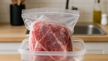 Si usted descongela la carne de esta manera, mejor no lo haga nunca más