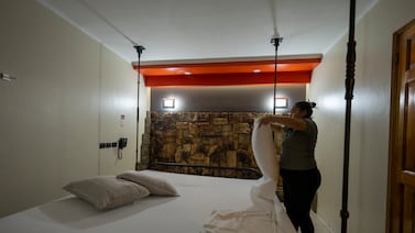 Mujer que limpia cuartos de motel cuenta lo más desagradable que ha encontrado