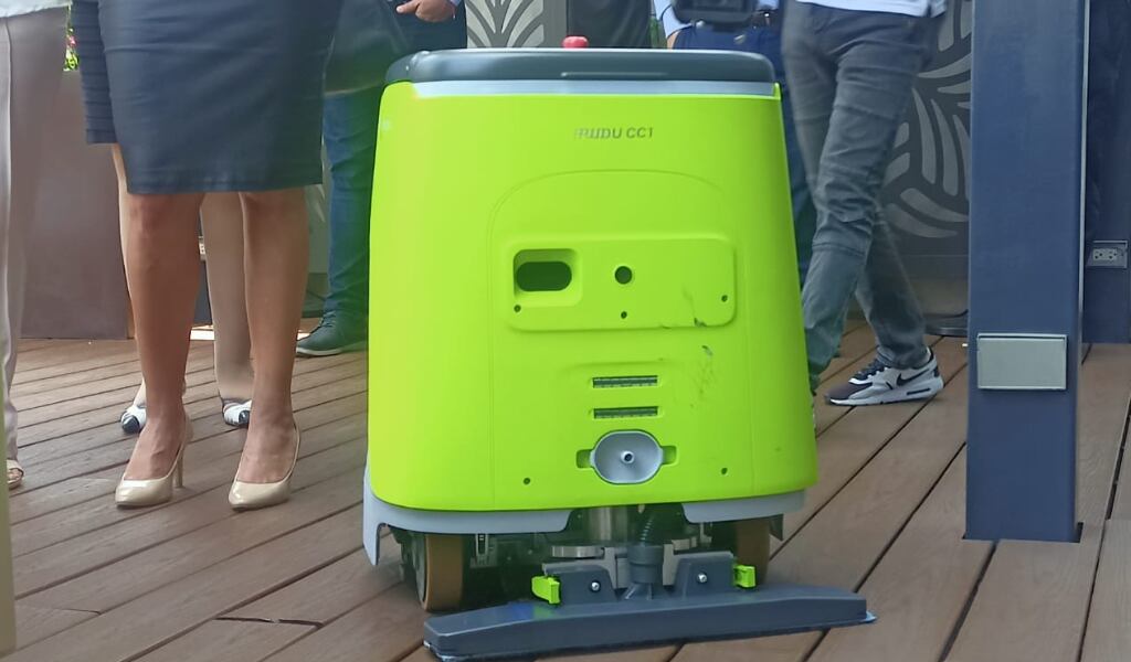 Así bretean los impresionantes robots en un hotel de Costa Rica.