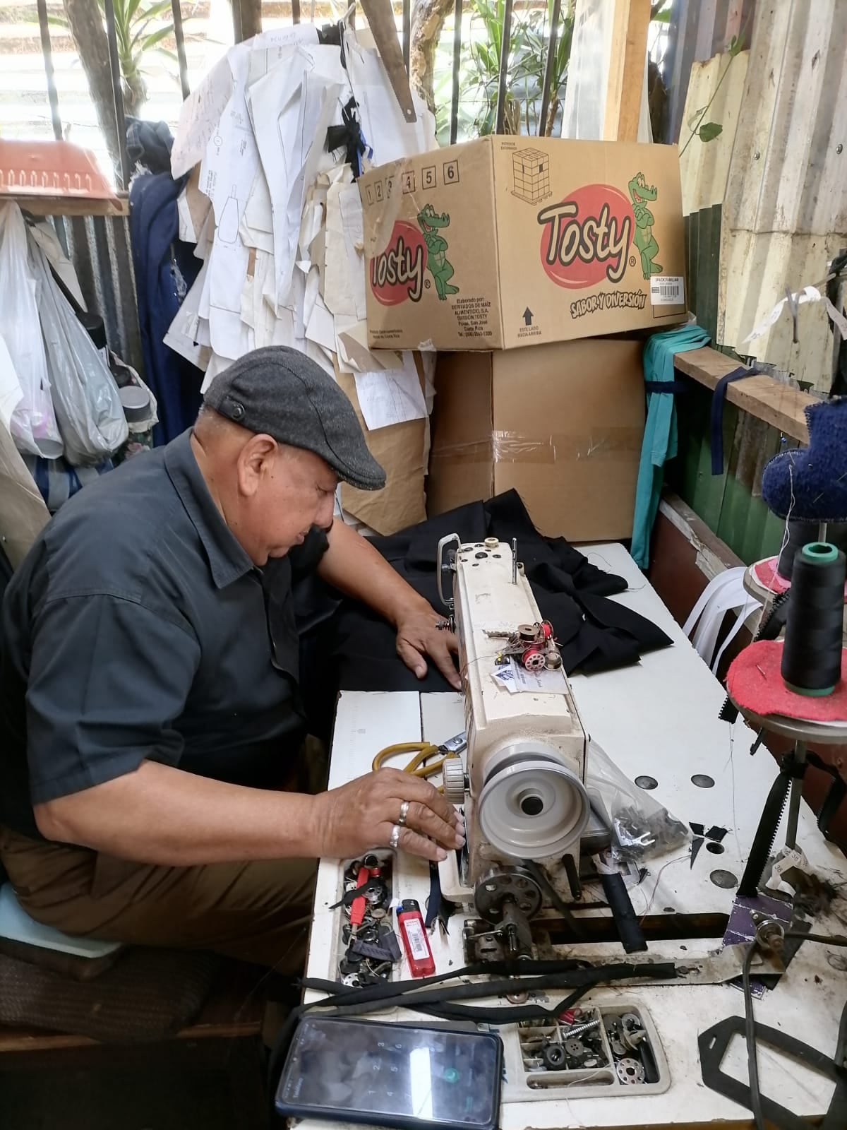 El gran amor a sus hijos motivó a Cándido Chávez Peña a empacar un poquito de toda su vida en Nicaragua y venirse para Costa Rica. La maleta más grande era la de los temores porque recomenzar su vida a los 62 años no era cosa fácil.