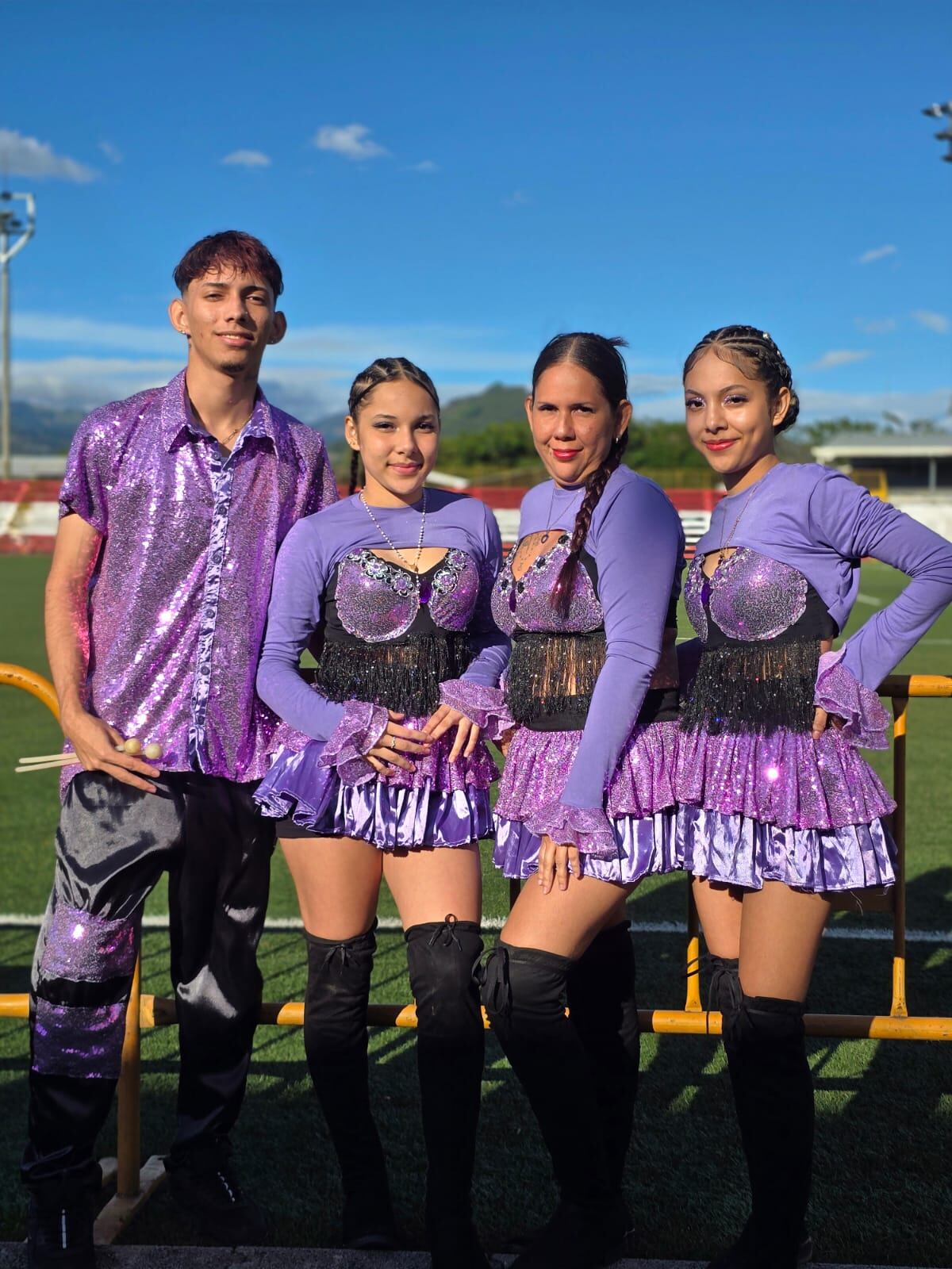 Esteyfer Roanny Reyes Huertas, iba a celebrar sus 19 años este sábado 12 de abril, ese día lo sepultarán. Lo acompañan sus hermanas Steffy y Sheyla, en el centro la mamá de ellos Wendy Huertas. Foto: Cortesía Carmen Benavides