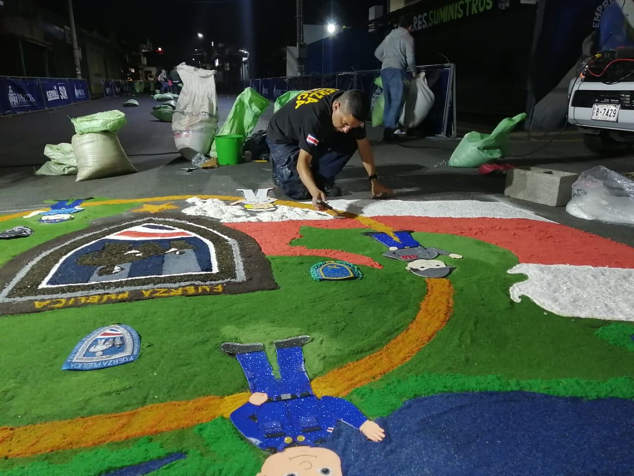 Las diferentes filiales de la Diócesis de Cartago, se encargan de adornar con alfombras de aserrín, flores y alegría, las calles de Cartago para la tradicional Pasada de la virgen de los ángeles de la catedral a la basílica que fue el 3 de setiembre del 2023