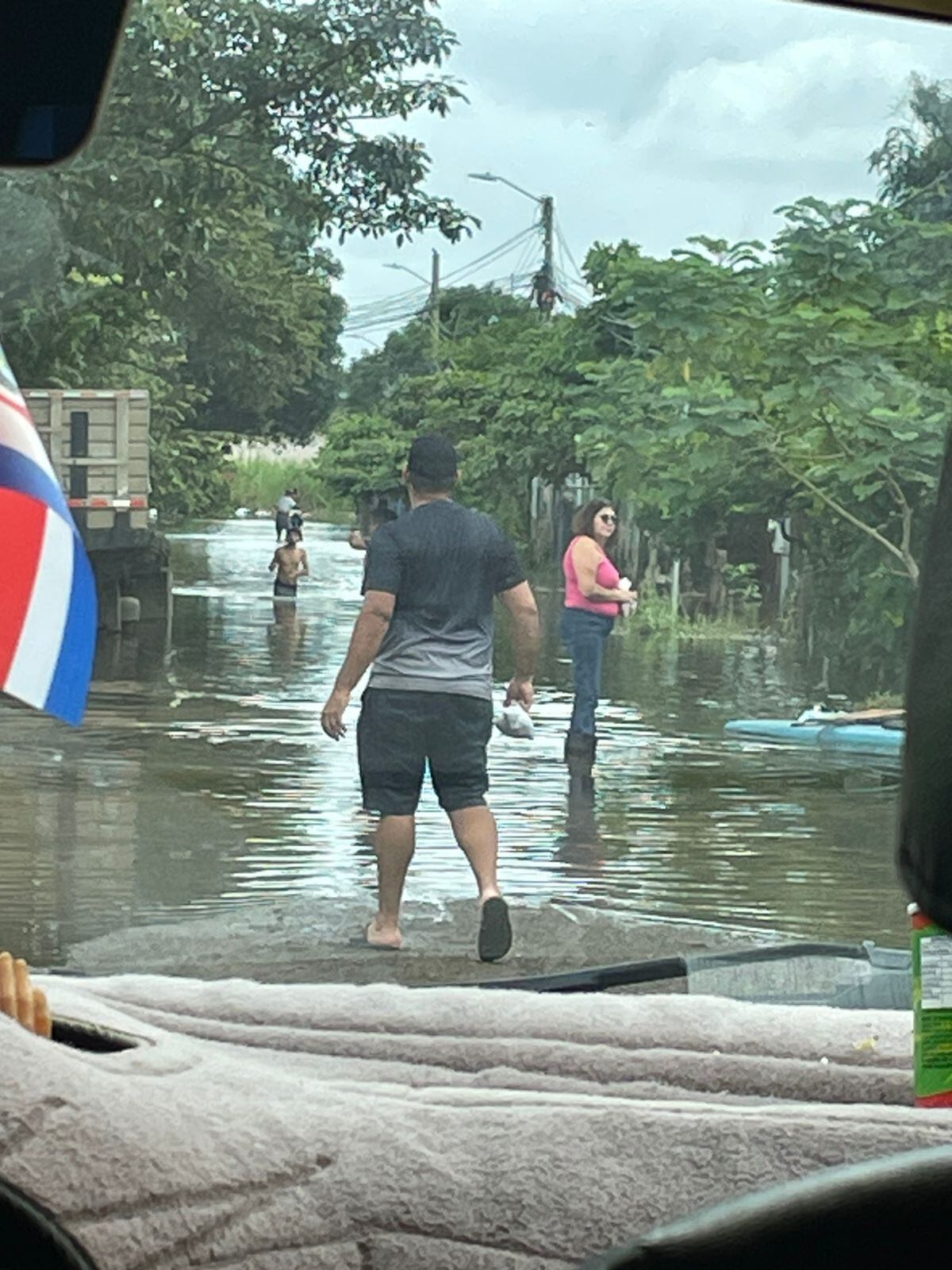 Nos topamos con doña María Calvo Valverde junto con varios voluntarios, quienes viven en el distrito de Filadelfia, en el cantón de Carillo en Guanacaste y ella nos contó que a pesar de que en su negocio sufrió inundaciones, eso no la detuvo para irse a buscar perritos y gaticos a los cuales alimentar