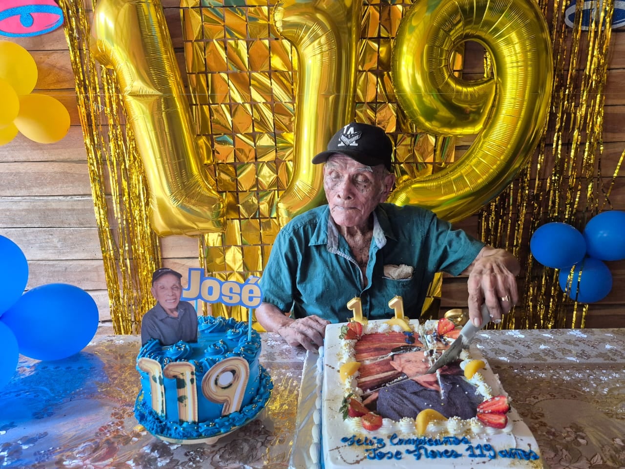 Tras celebrar sus 119 años, un equipo costarricense y un investigador español reúnen las pruebas que exige el Gerontology Research Group para confirmar oficialmente la edad de don José Flores Flores