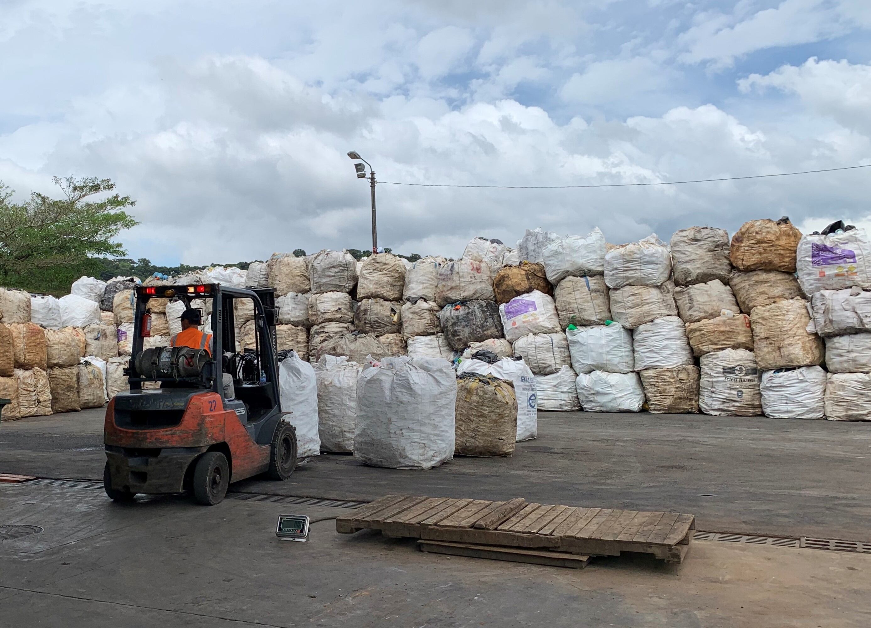 Uber y Coca-Cola FEMSA lanzaron este 17 de septiembre la alianza “ReciclandoAndo”, con la cual un Uber recoge el reciclaje plástico que usted tenga y lo lleva hasta un centro de acopio de Coca-Cola FEMSA