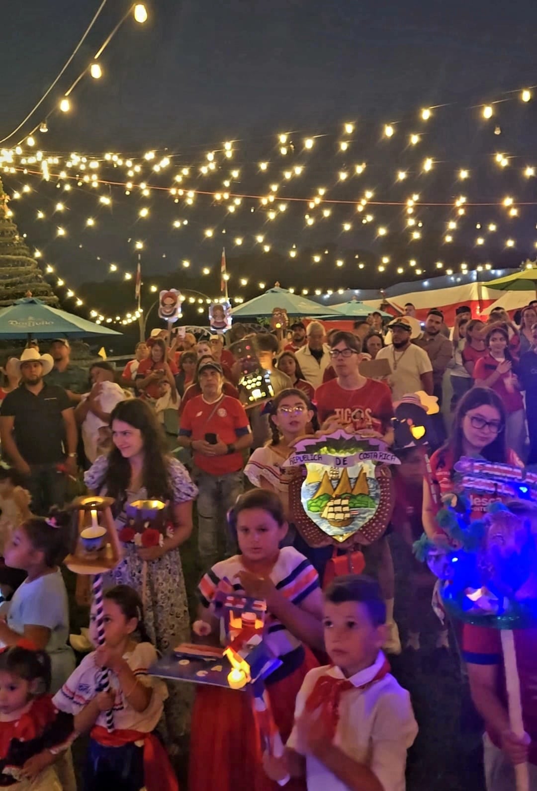 El tradicional y patriótico desfile de faroles cumple este 2026, 24 años de realizarse en Nueva Jersey. Comenzaron 6 "locos" y ahora cada setiembre se reúnen más de 400.