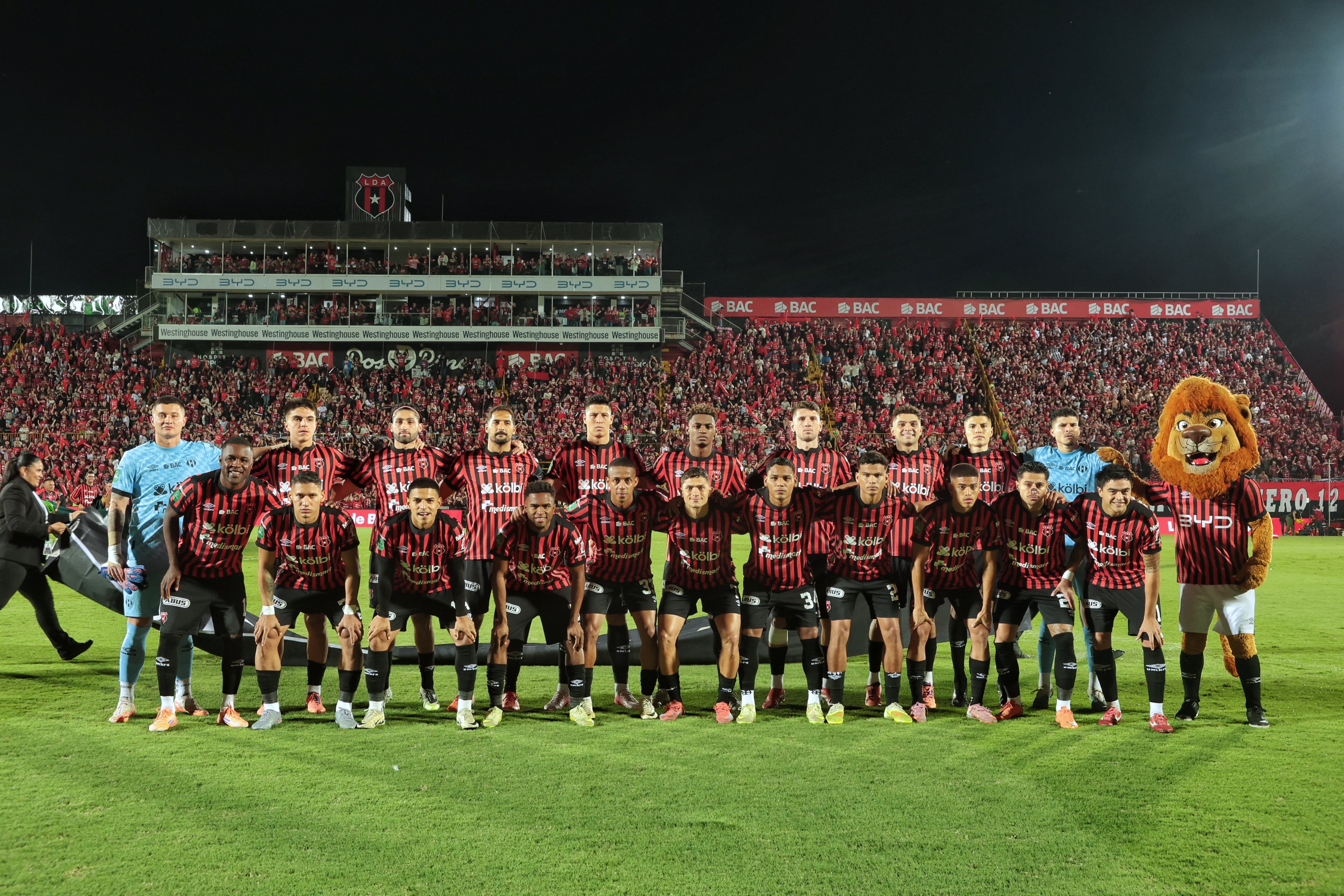 20/12/2025/ partido de ida entre Liga Deportiva Alajuelense vs Saprissa por el partido de vuelta de la final del Torneo apertura de la Liga Promerica 2025 en el estadio Alejandro Morera Soto / foto John Durán