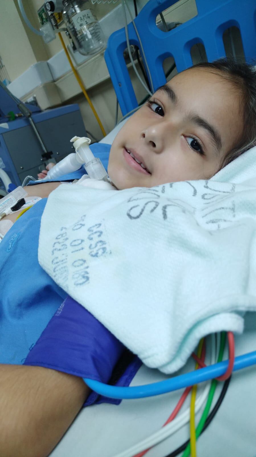 Ebonny Ballestero Rodríguez es una niña de 9 años que baila típico, pinta uñas, ama el maquilla y pinta cuadros, demostrando que utilizar una silla de ruedas no es obstáculo para alcanzar los sueños.