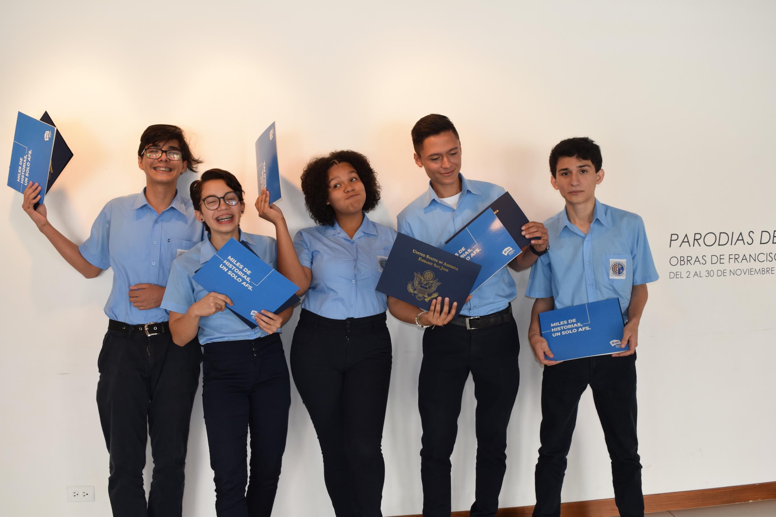 A sus 16 años Daylana Wilshire Morales, de barrio Pacuare de Limón, estudia en el Colegio Científico Atlántico y cumplirá su sueño de estudiar fuera de Costa Rica para aumentar los puntos en su currículum tanto con el idioma inglés como con estudios en el campo científico.
Lo mismo sucede con Ramsés Jiménez Ramírez, del Colegio Científico de Guanacate; él vive en Bagaces, tiene 17 años y tremendas ganas por continuar aprendiendo y creciendo académicamente. Keylor Rivera Gamboa, del Científico de Cartago, quien es de Santa Cruz de León Cortés y tiene 16 años, también disfrutará la beca.
Otro del Caribe, del Colegio Científco Atlántico, Kaleb Granados Acuña, con 16 años, no cabía de la alegría al saber que por 365 días estudiará y crecerá en norteamérica, así como Dana Gutiérrez Quirós del Científico de San Carlos, ella es de Ciudad Quesada y tiene 16 años.