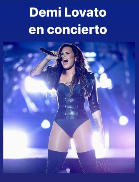 Karol G y otras cantantes cantando el himno nacional de su país