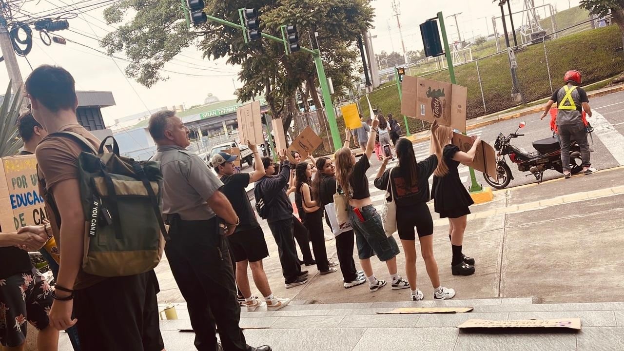 Estudiantes de la Ulacit se manifestaron el 8 de julio del 2024 contra la institución reclamando mejores condiciones para estudiar