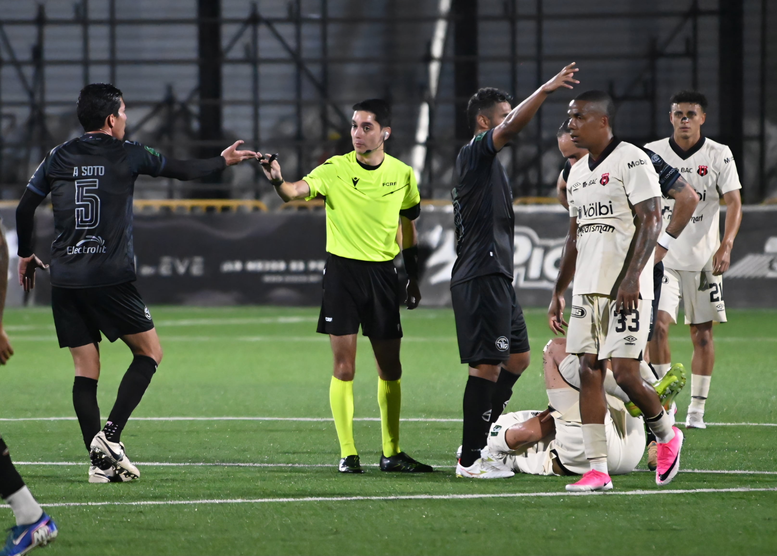 25 de julio del 2026. Estadio Puente de Piedra, Grecia. 20:00 hrs. El equipo Sporting FC se enfrenta a la Liga Deportiva Alajuelense en la jornada 1 del Torneo de Apertura del Campeonato Nacional de fútbol de Primera División. En la foto: los técnicos Andrés Carevic (Sporting) e Ismael Rescalvo (LDA). Acciones durante el juego. Foto: Albert Marin.