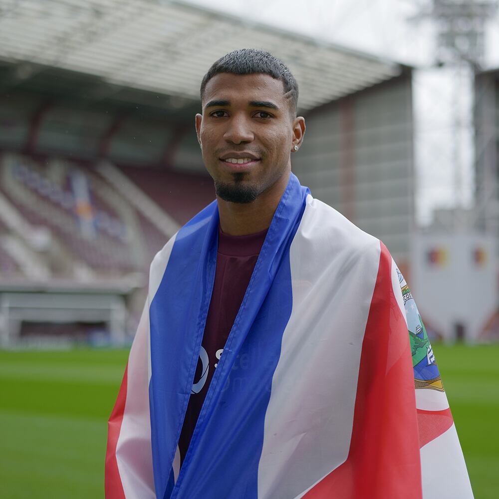 Gerald Taylor firmó con el Heart of Midlothian de Escocia. Foto: Twitter Heart of Midlothian
