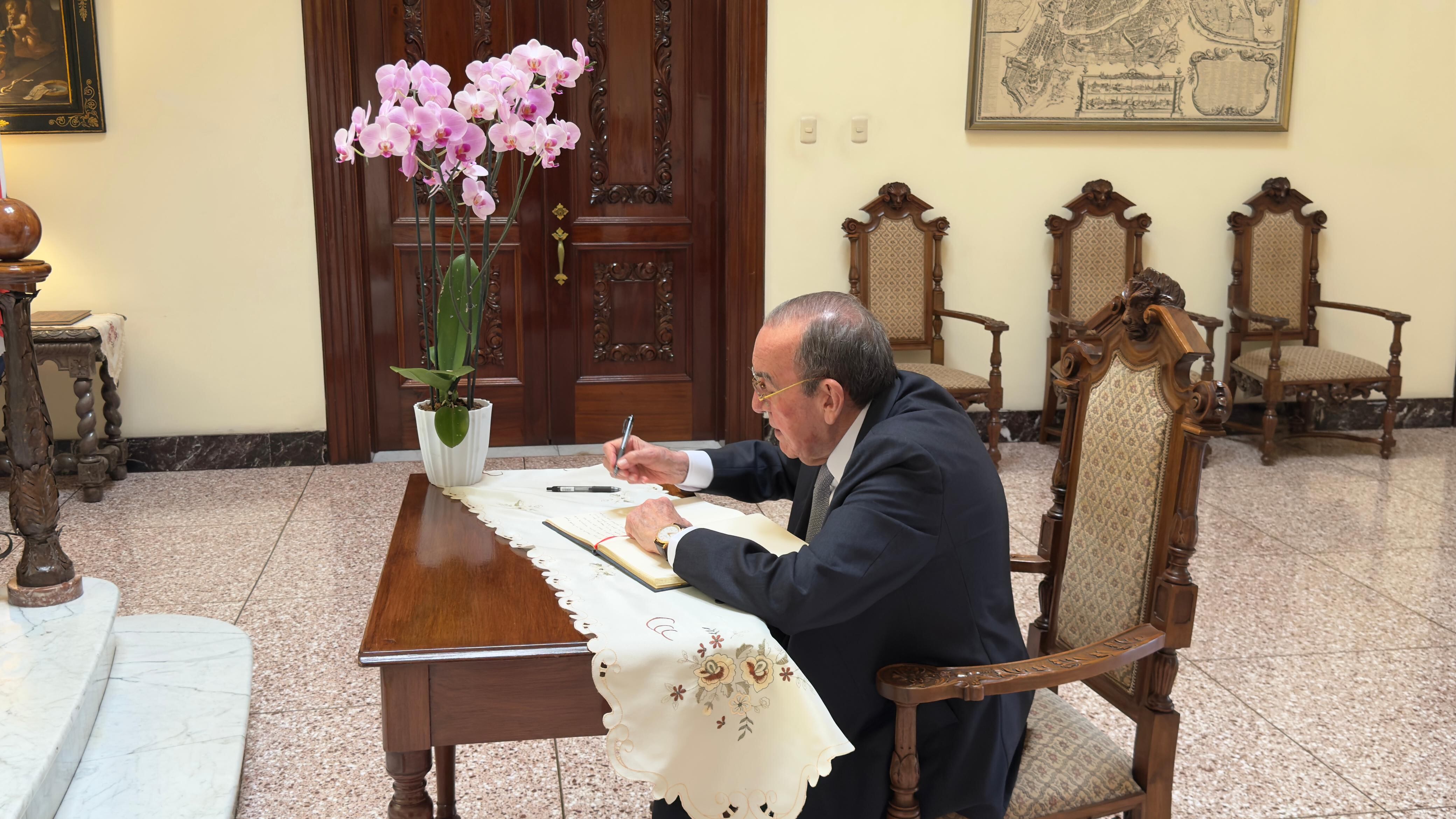 Rodrigo Arias firmó el Libro de Condolencias del papa Francisco