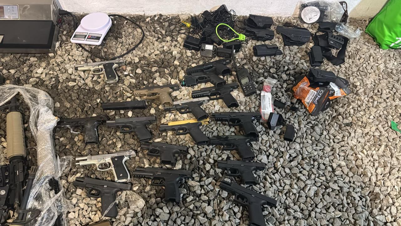 Un total de 56 armas de guerra fue la que encontraron los judiciales en La Guácima, Alajuela. Foto: OIJ