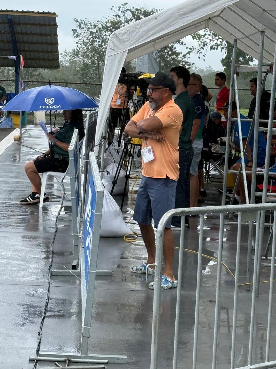 Olman Miguel Correa Ortiz es el técnico de natación del cantón de Santa Ana y se diferencia de sus colegas porque mientras sus atletas nadan él también “nada”, pero fuera de la piscina, de un lado para otro, gritándoles que “aprieten”