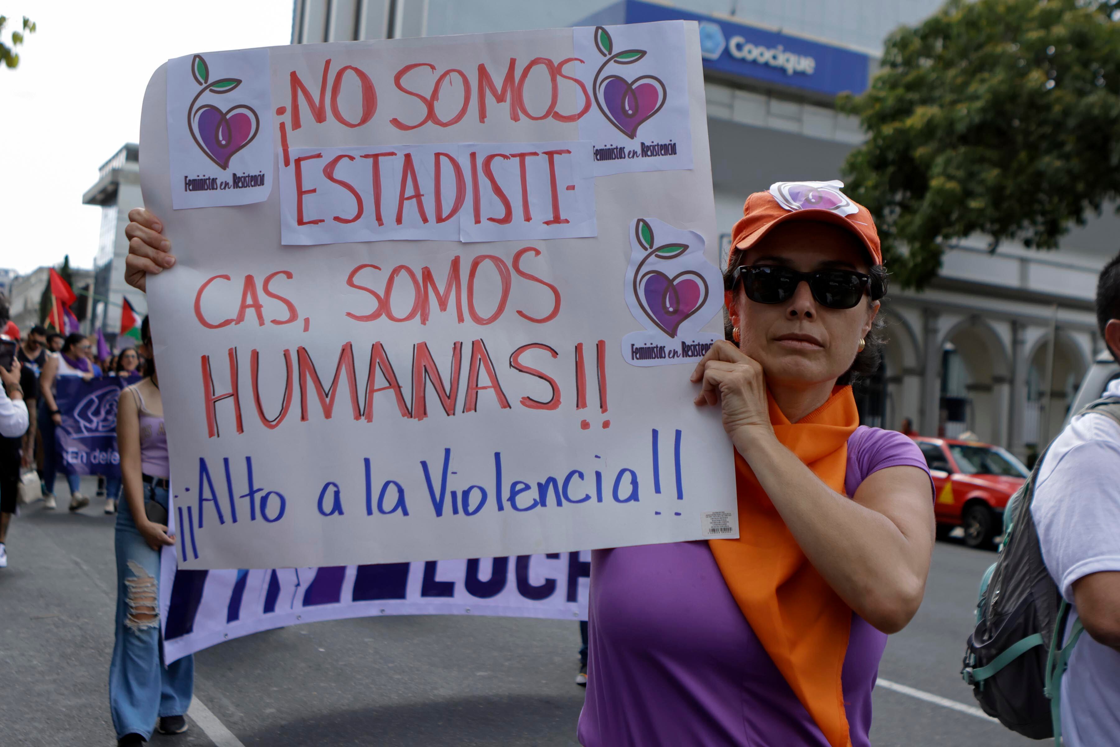 Mujeres marchan contra los femicidios y la violencia patriarcal.