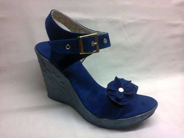 Enrique Guadamuz abrió su zapatería en Costa Rica