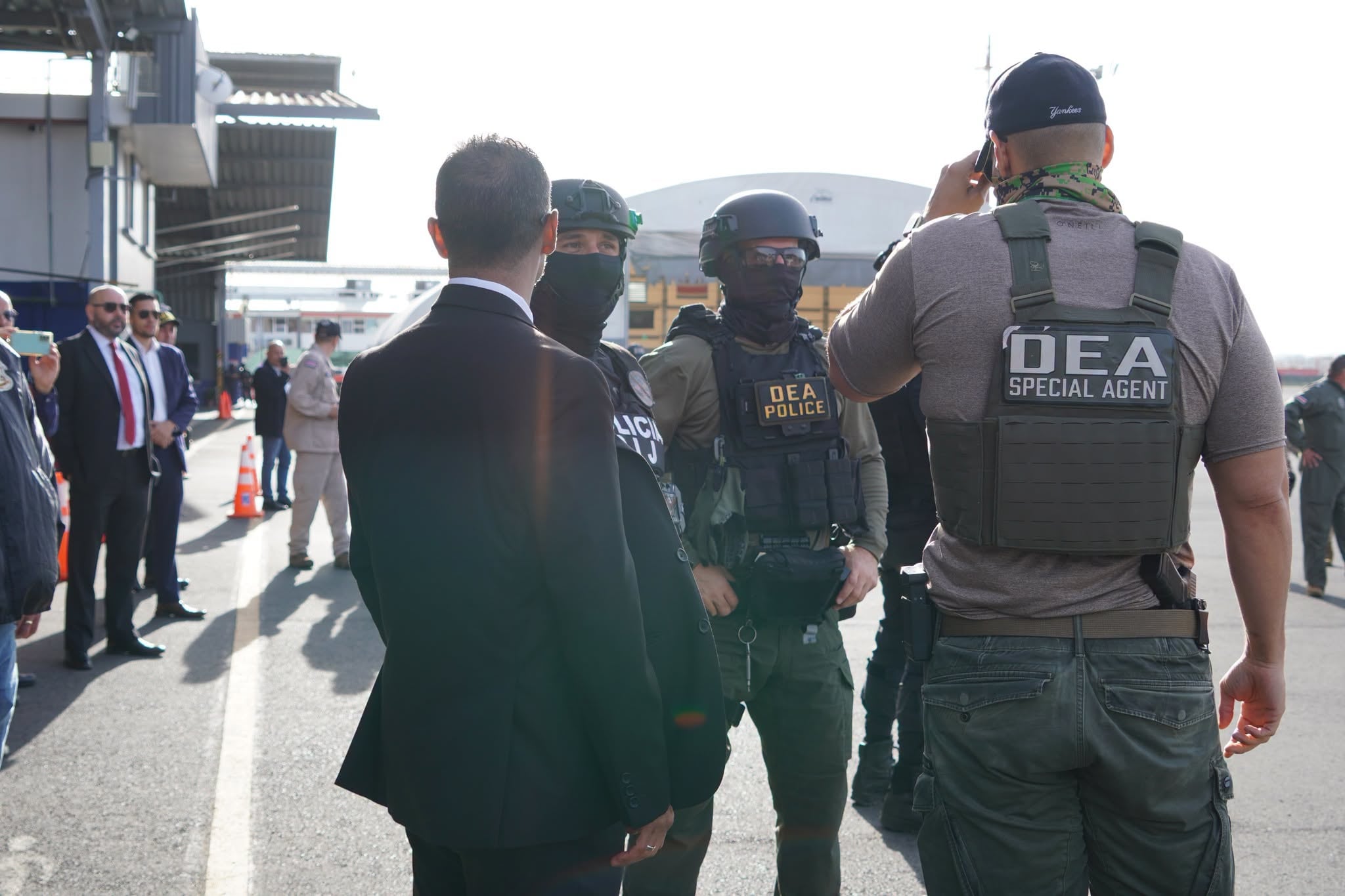 Gilbert Bell Fernández, alias Macho Coca, y Gabriel Lozano Bonilla, conocido como Compadre, extraditados a Estados Unidos, el jueves 13 de agosto del 2026. Foto: Ministerio Público