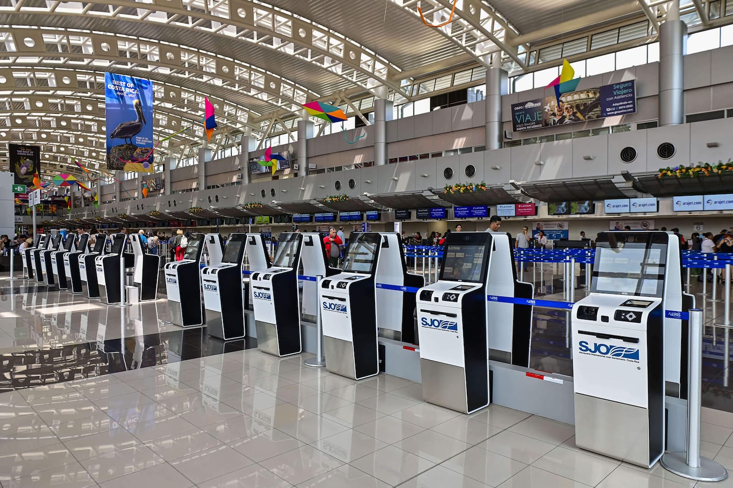 ¿Le gustaría trabajar en el aeropuerto Juan Santamaría? Vea esta linda