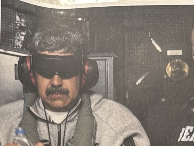 El presidente de Estados Unidos, Donald Trump, divulgó en su red social Truth Social una imagen que, según afirmó, muestra a Nicolás Maduro bajo custodia estadounidense a bordo del buque militar USS Iwo Jima, tras la operación militar lanzada contra Venezuela. Fotografía: