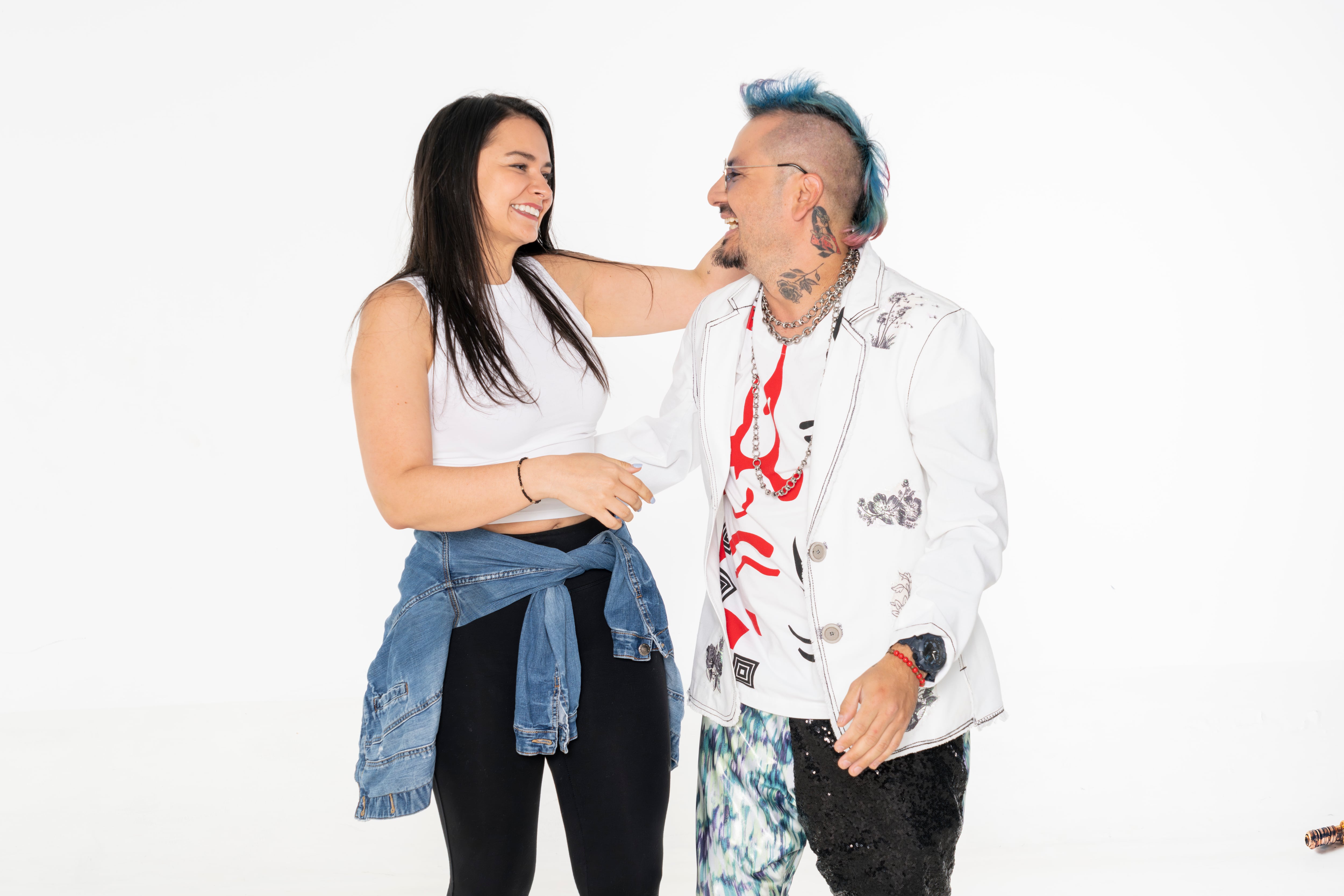 Luisga de Los Ajenos en sesión de fotos junto a su novia Mónica Barboza.