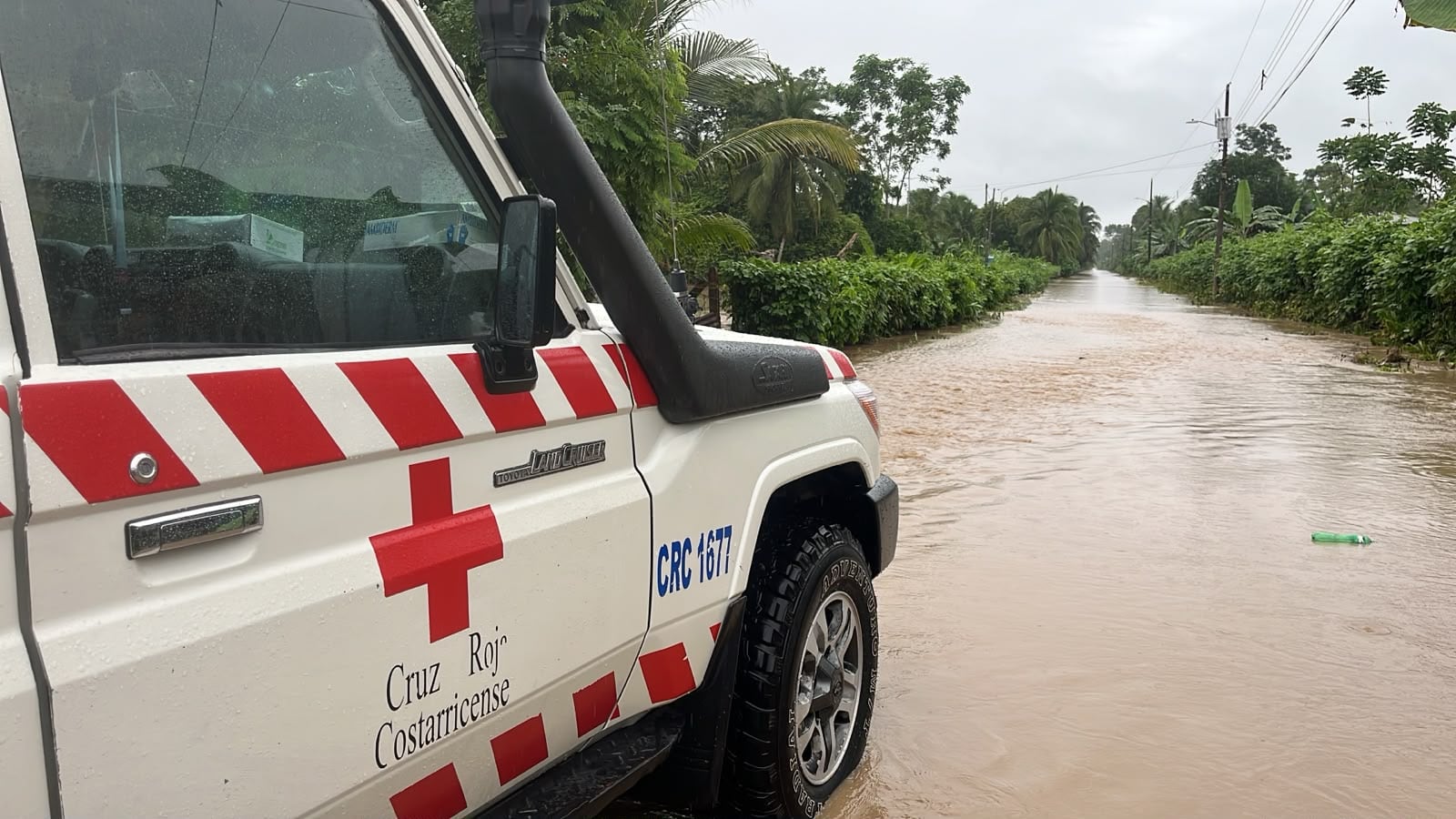 Las fuertes lluvias mantienen varias comunidades de Limón bajo el agua, según el reporte de la CNE.